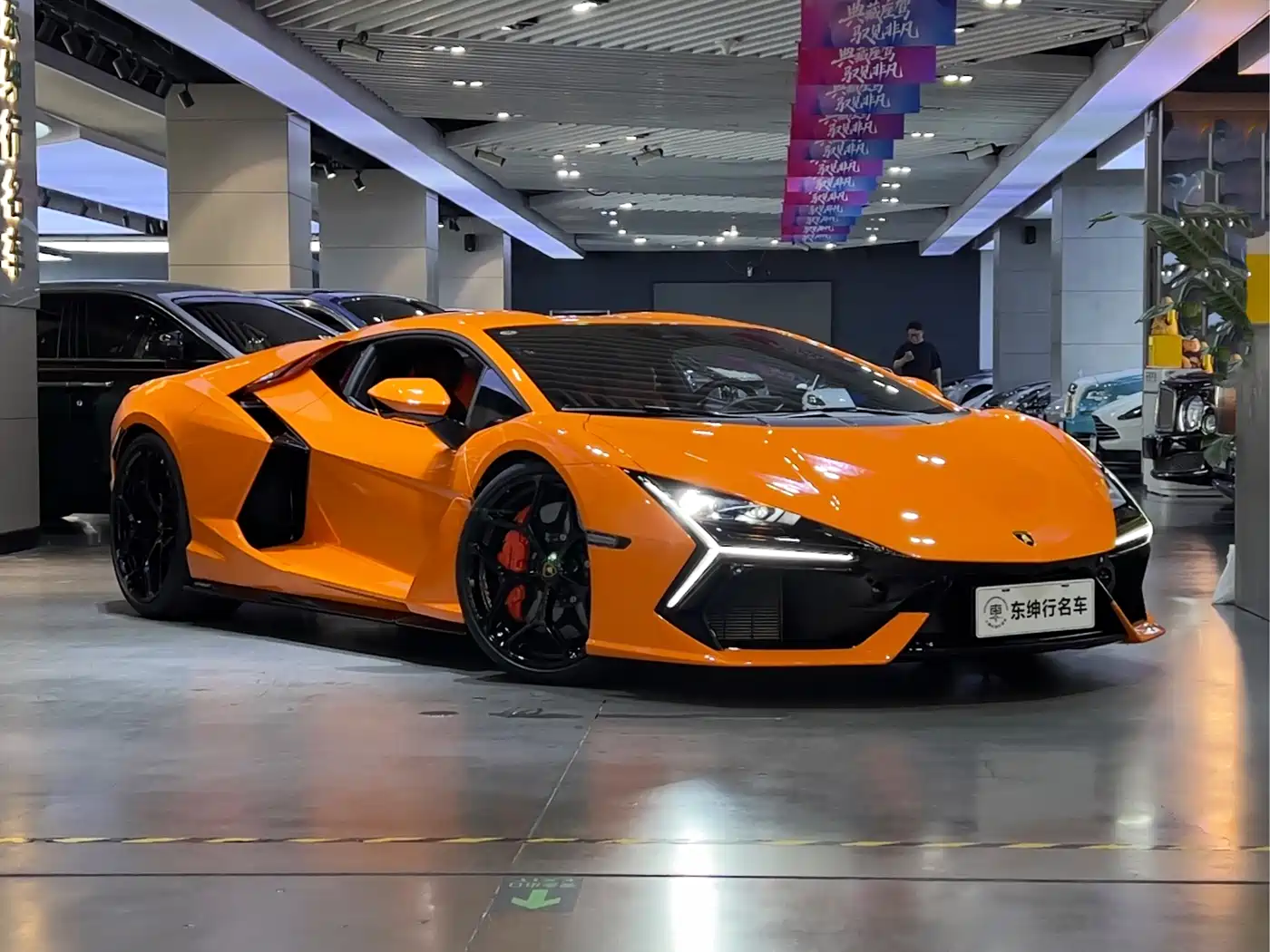 LAMBORGHINI REVUELTO