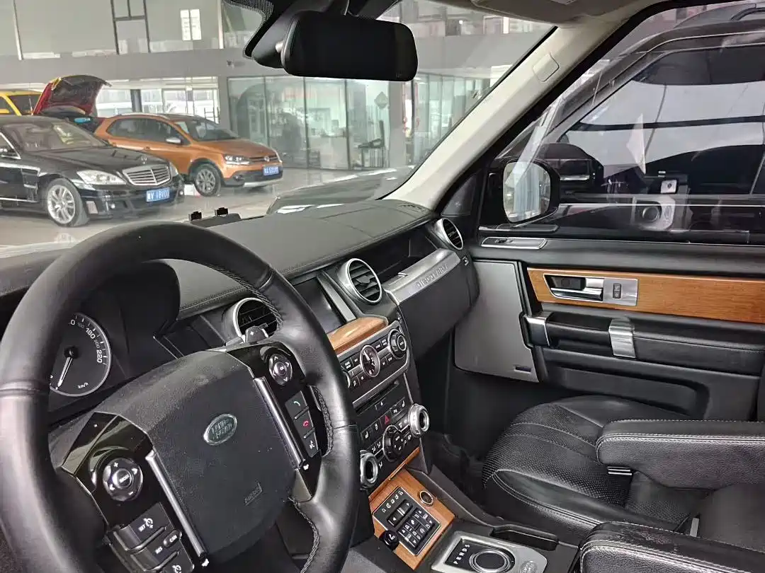 Land Rover Discovery 2015 3.0 SC V6 SE фото 4