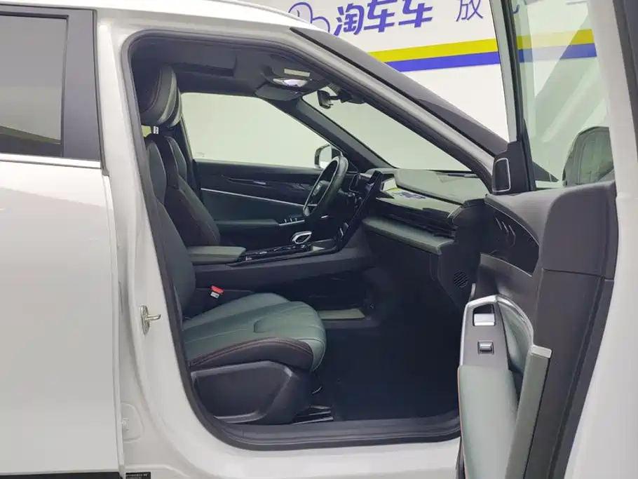 Фото 8 - Geely Atlas