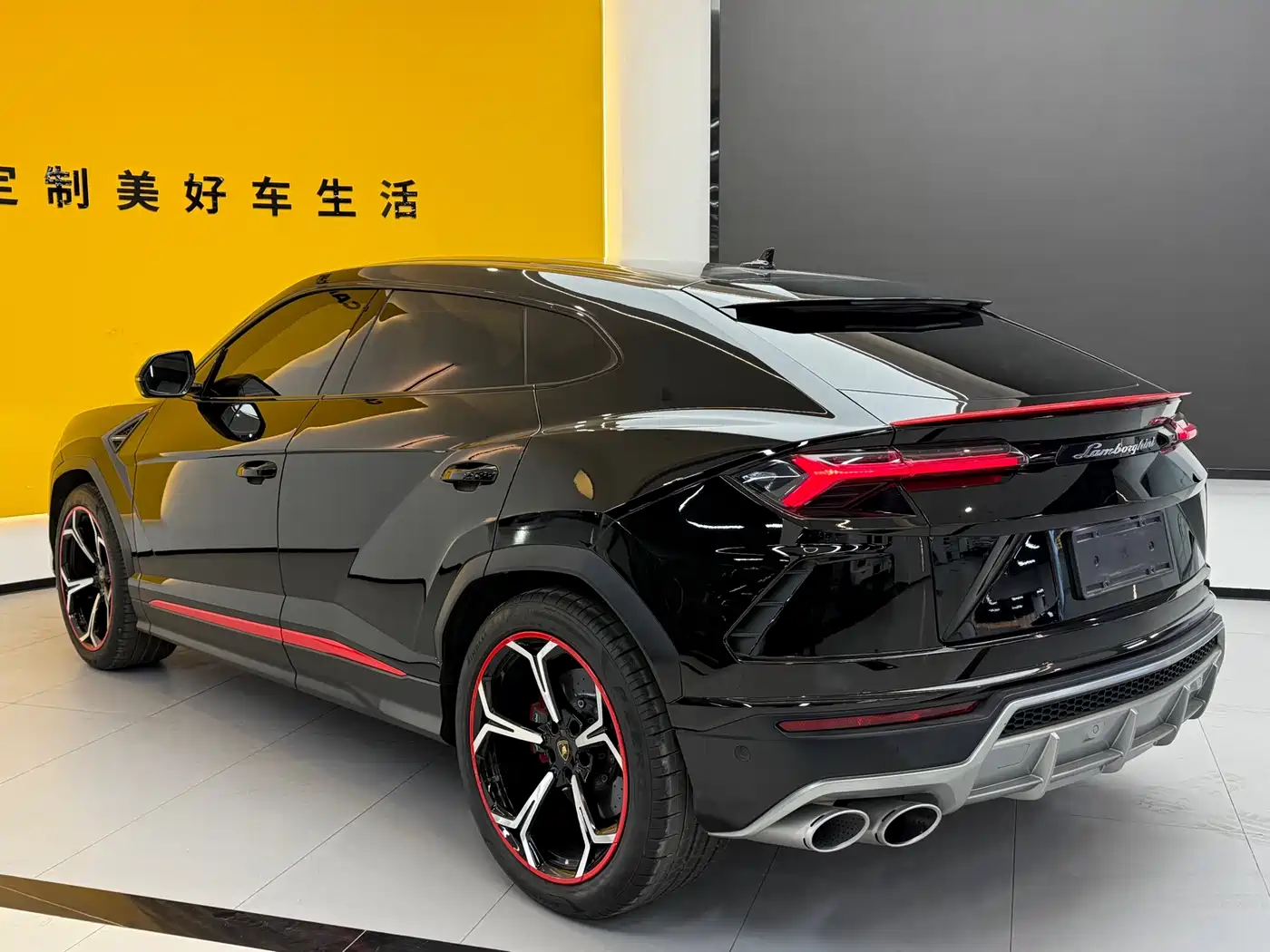 LAMBORGHINI URUS