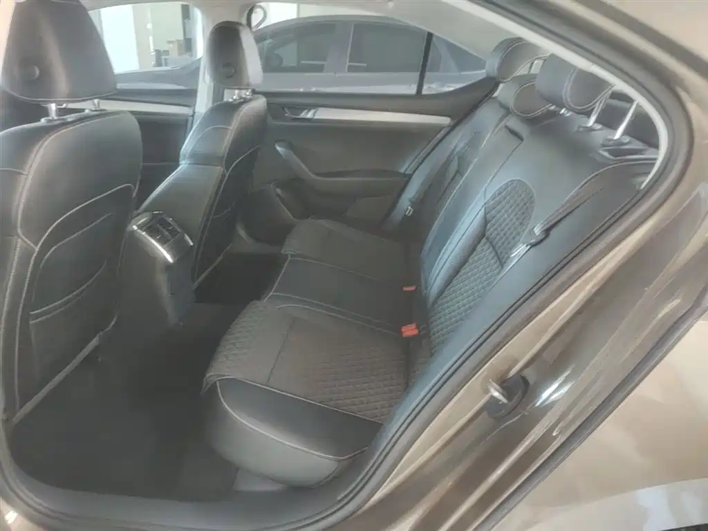 Škoda Superb 2016 TSI330 DSG Pioneer Edition фото 17