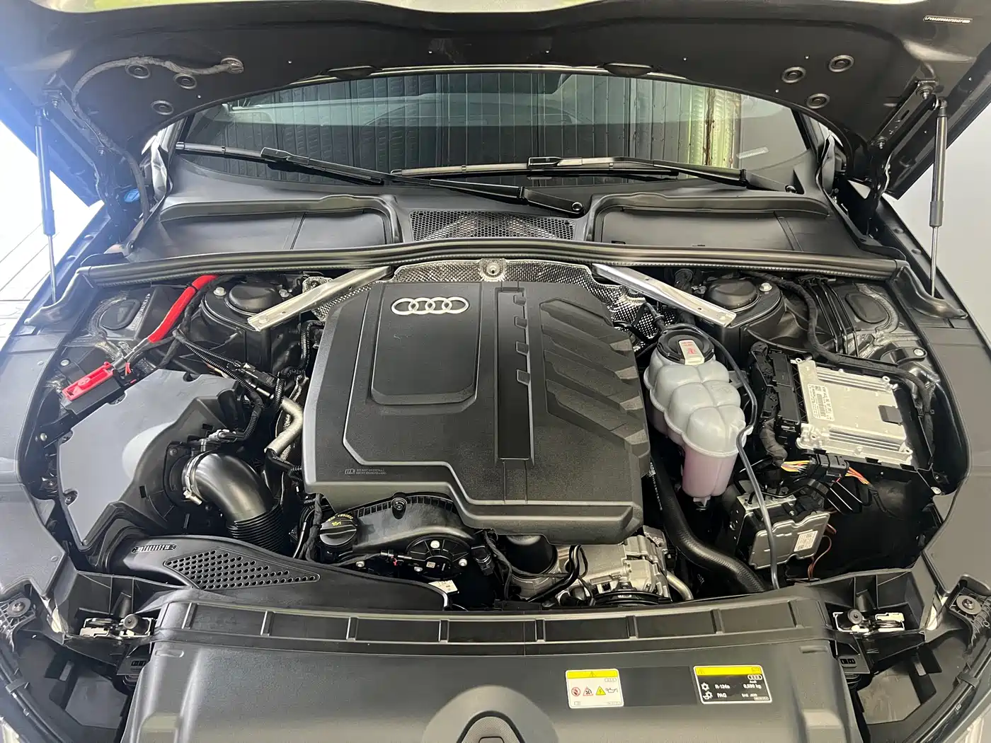 Audi A4L 2025 2 Million Celebration Edition 40 TFSI Luxury Dynamic фото 7