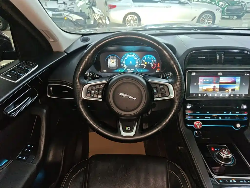 Jaguar F-PACE 2017 2016 2.0T FWD R-Sport Edition