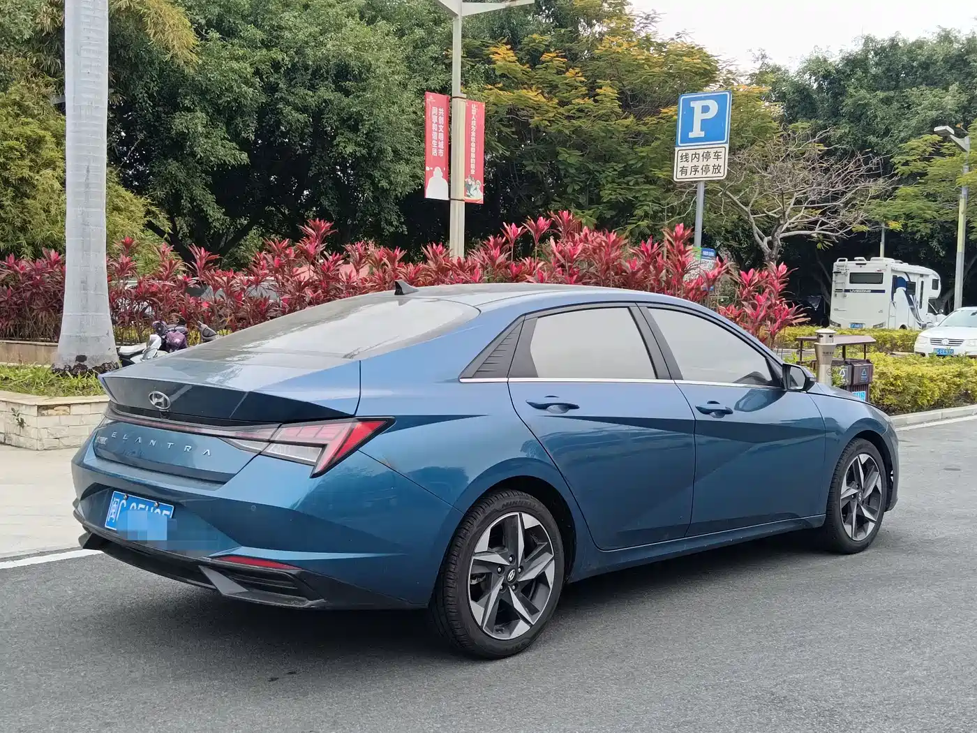 Hyundai Elantra 2021 1.5L CVT LUX Premium Edition фото 11