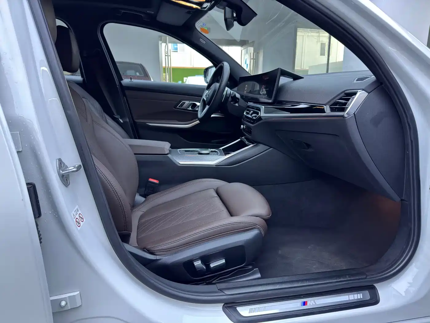 BMW 3 Series 2023 330i M Sport Shadow Edition фото 15