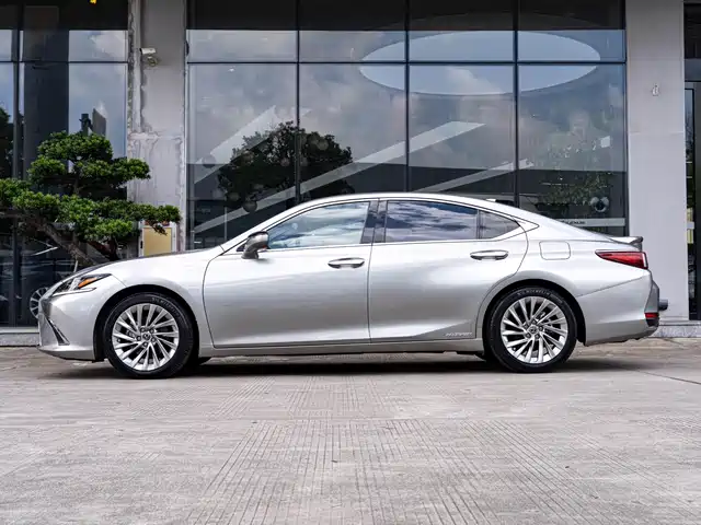 Lexus ES 2018 300h Executive Edition China V — фото 4