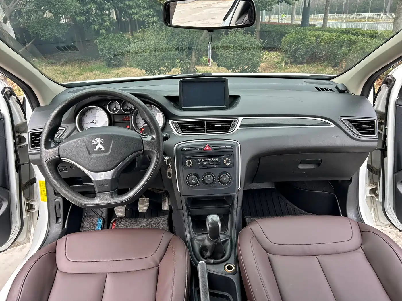 Peugeot 308 2014 Model Joy Edition Classic 1.6L Manual Superior Style фото 12