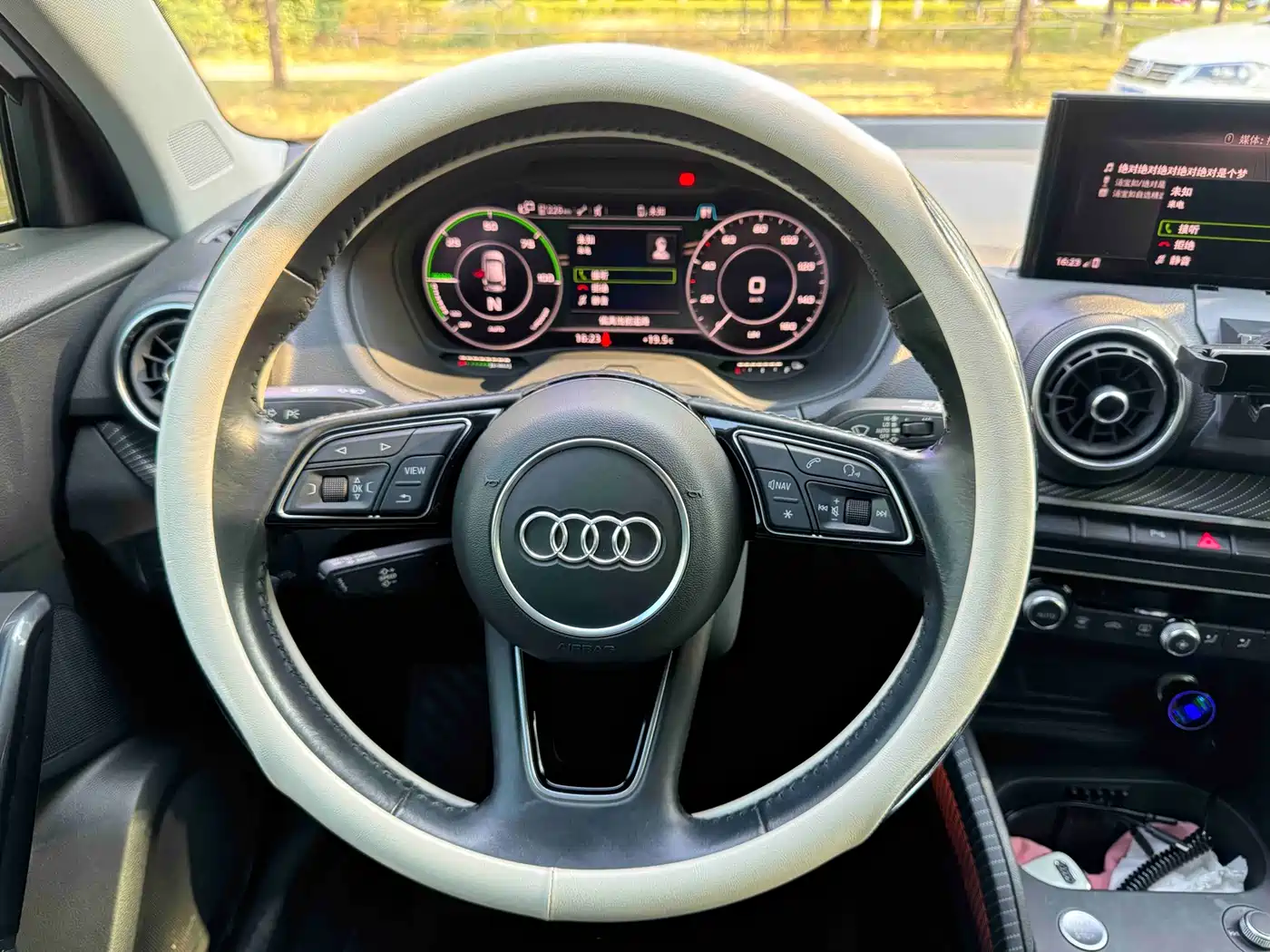 AUDI Q2L E TRON