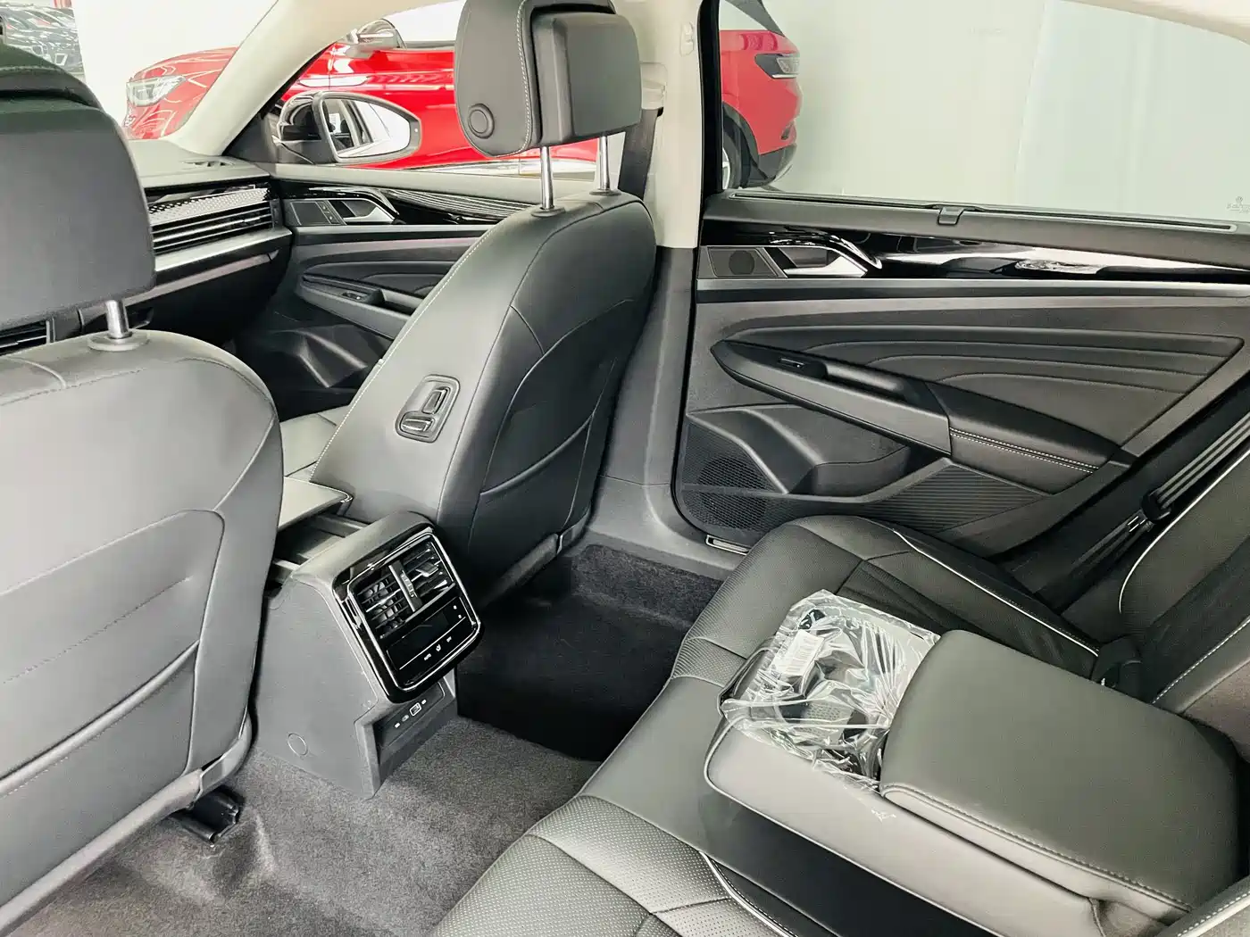 Volkswagen Passat 2023 380TSI Luxury Edition фото 10