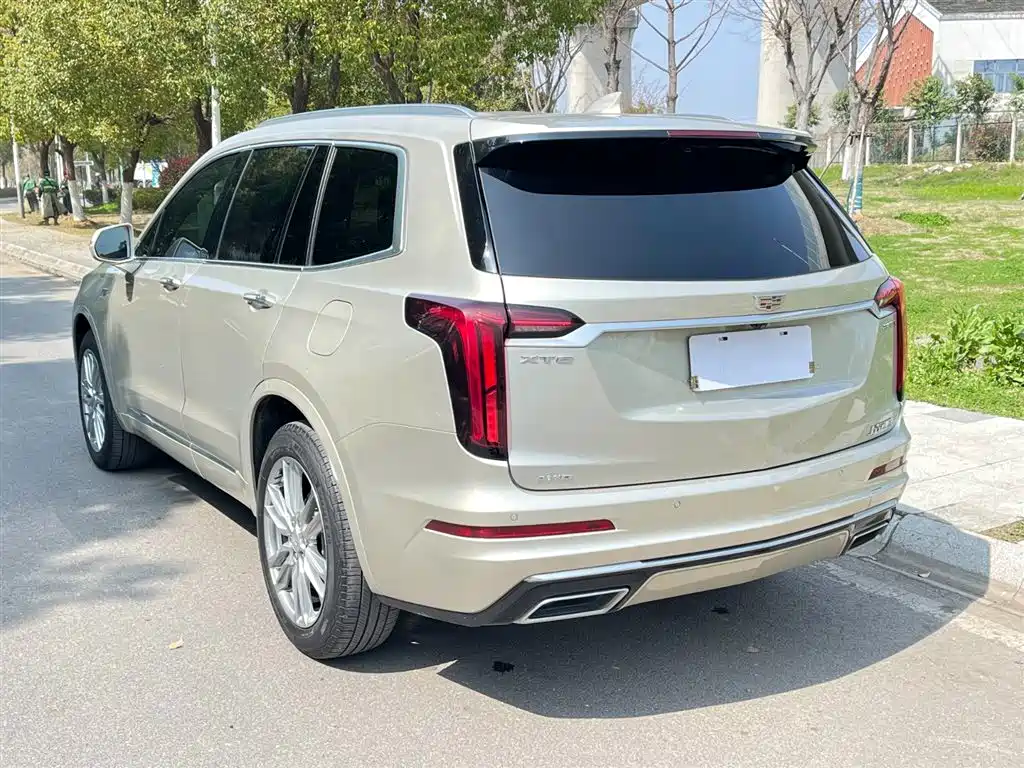 CADILLAC XT6