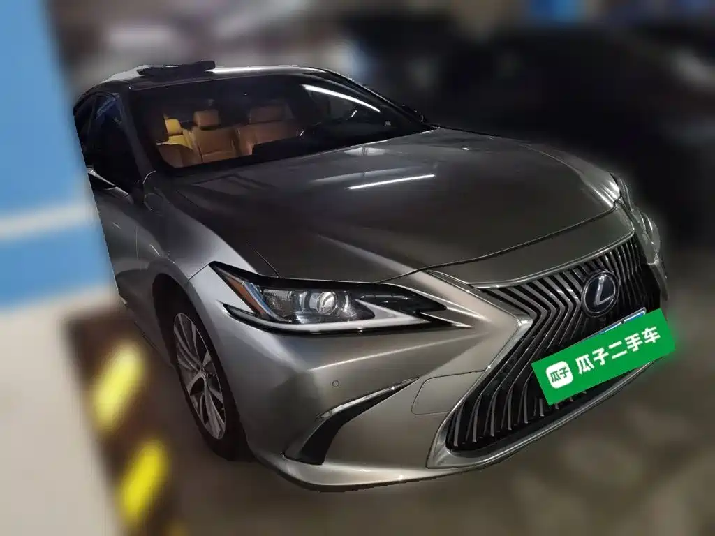 Фото 24 - Lexus ES