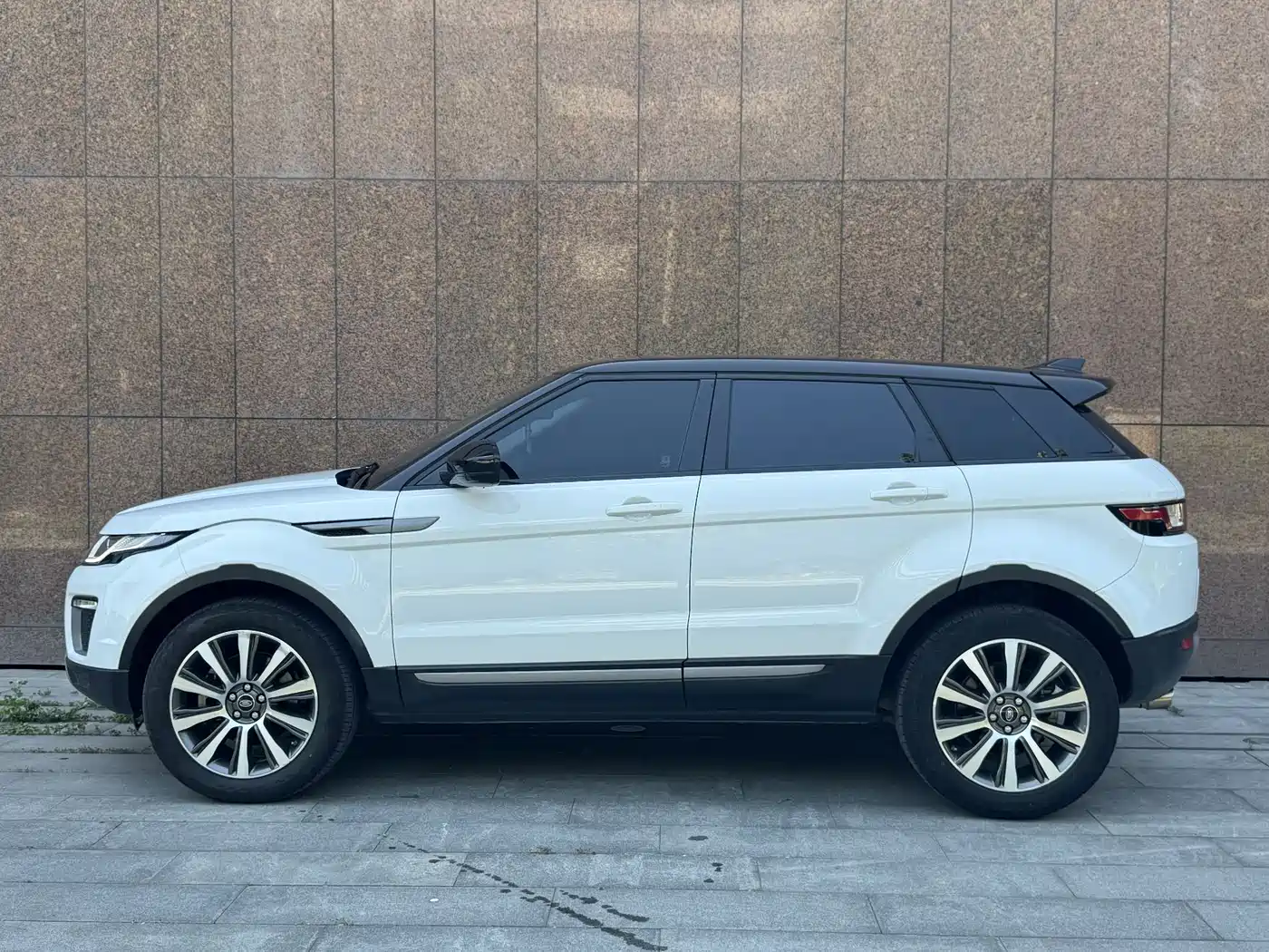 Land Rover Range Rover Evoque 2017 2.0T SE Smart Shine Edition фото 3