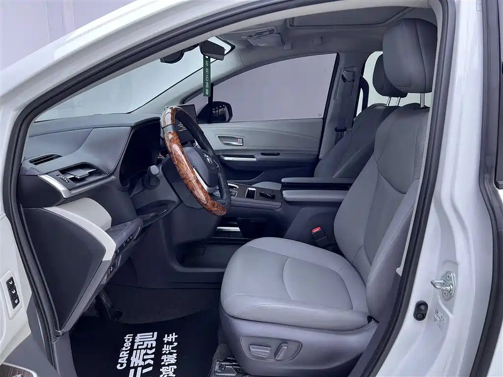 Toyota Granvia 2023 2.5L Hybrid Luxury Edition фото 18