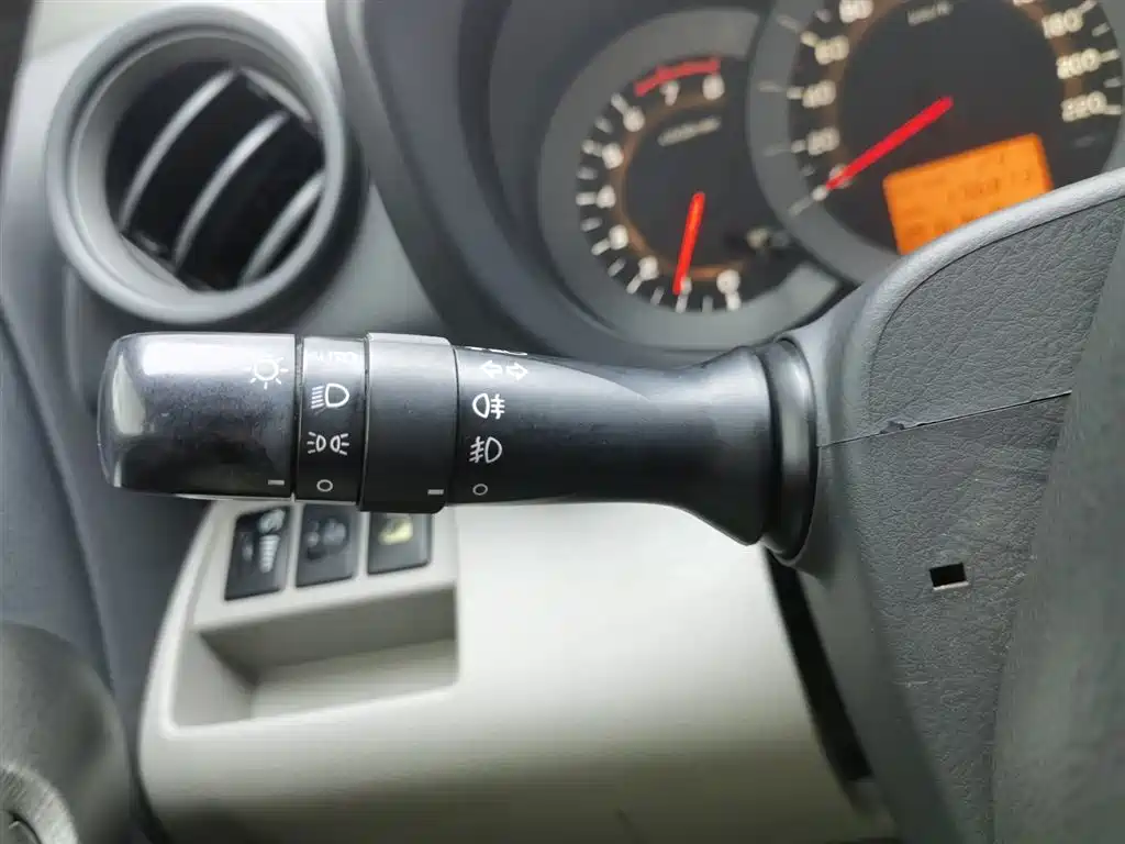 Toyota RAV4 Rongfang 2010 2.0L Automatic Luxury Upgrade Edition фото 21