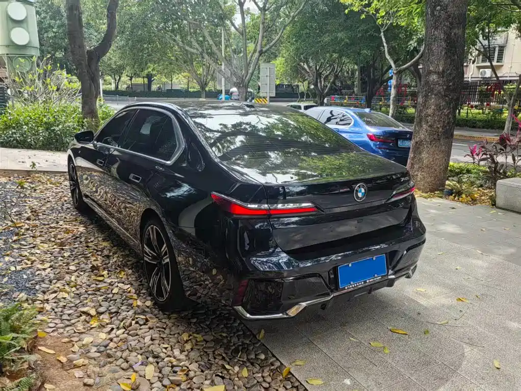 BMW 7 Series 2023 740Li Exclusive M Sport Package фото 3