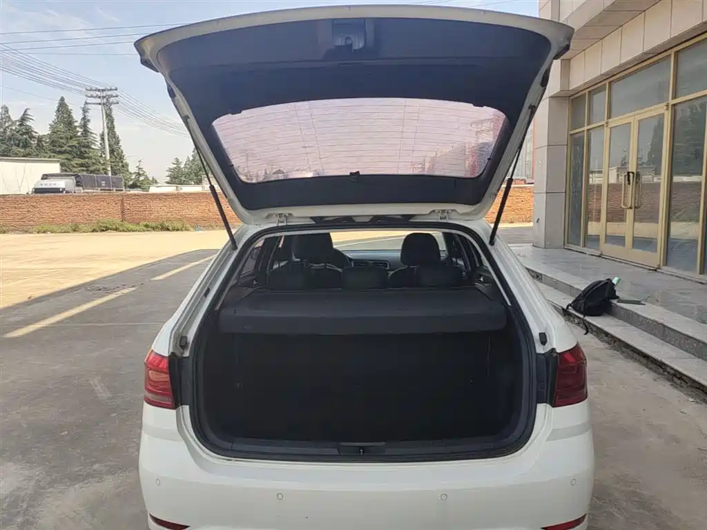 Volkswagen Lavida Tour 2017 1.6L Automatic Trend Edition фото 19