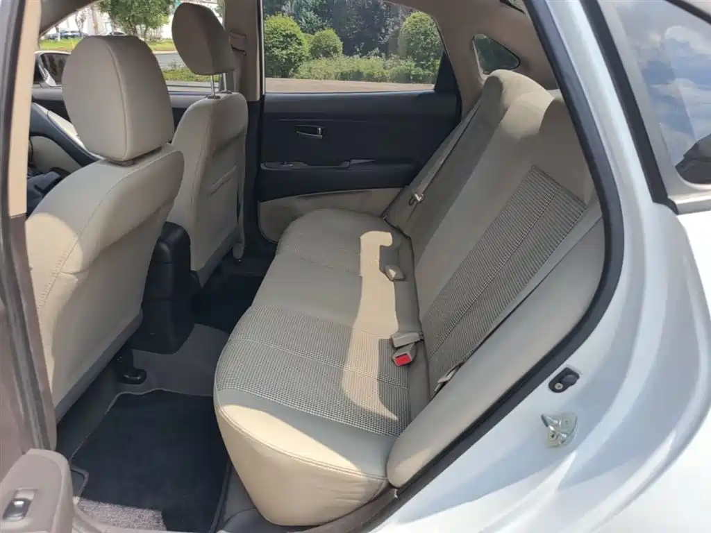 Hyundai Elantra 2016 1.6L Manual Family Joy Sunroof Edition фото 17