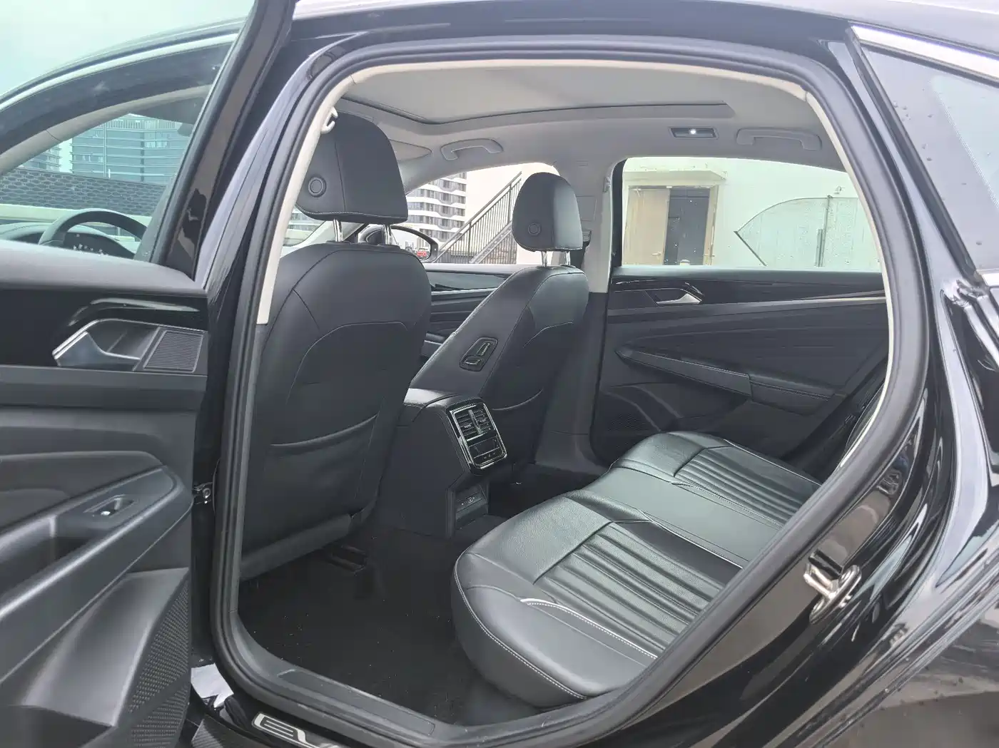 Volkswagen Passat 2022 330TSI Starlight Elite Edition фото 13