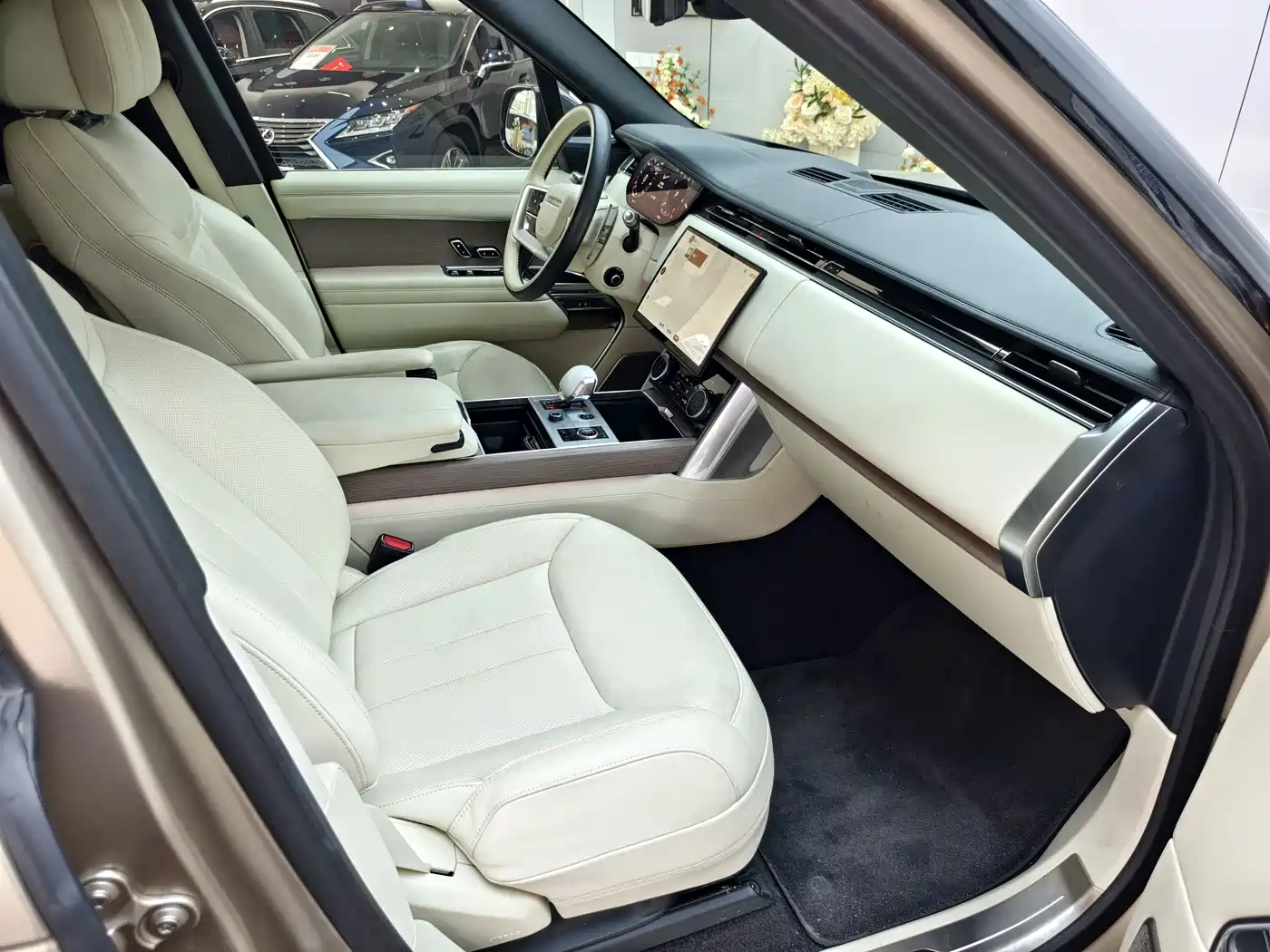 Land Rover Range Rover 2023 4.4 V8 530PS Launch Edition фото 7