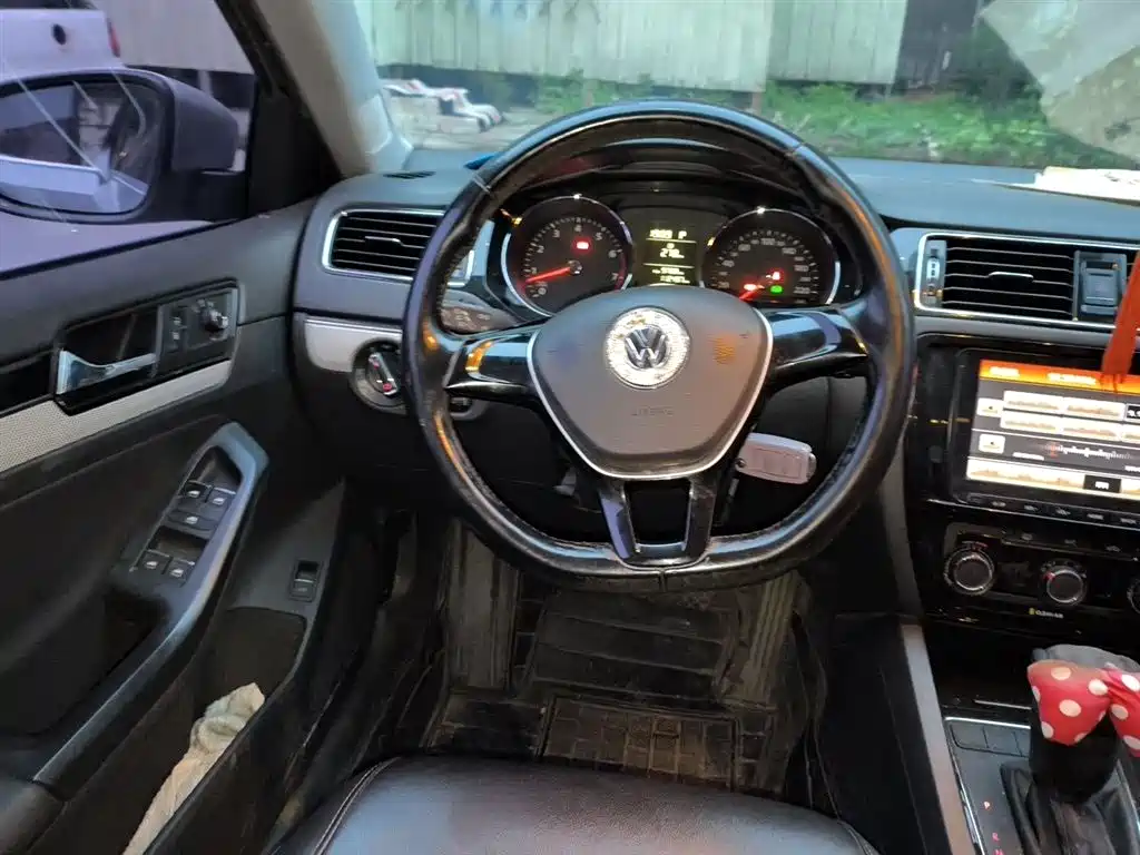 Volkswagen Sagitar 2015 1.6L Automatic Comfort фото 3