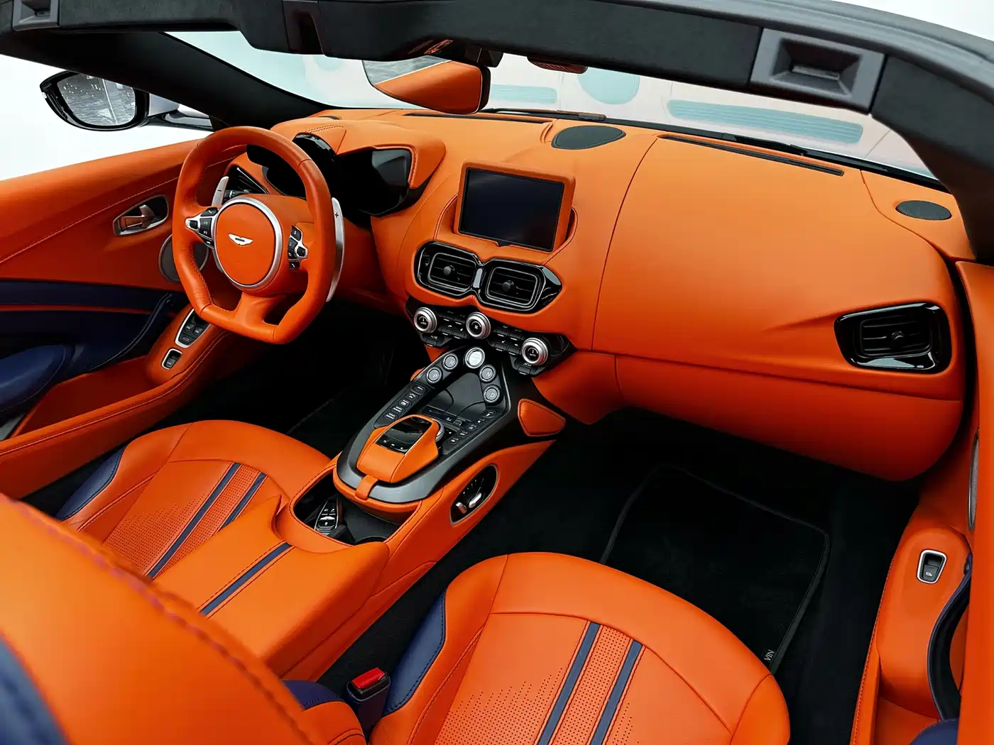 ASTON MARTIN V8 VANTAGE