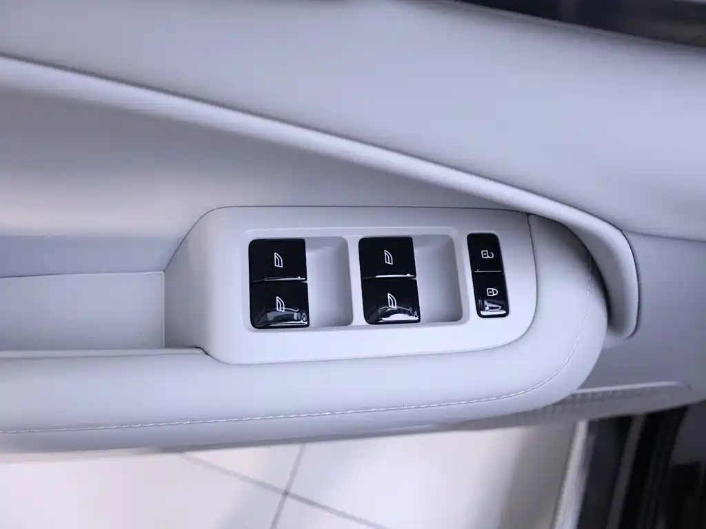 Volvo EM90 2024 2025 Ultra Six-Seater