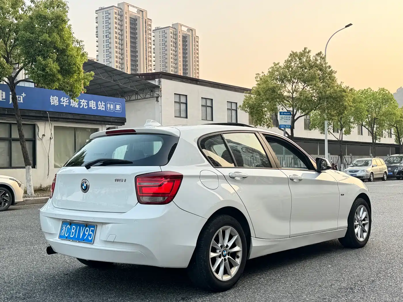 BMW 1 Series (Import) 2013 Facelift 116i Urban Model фото 5