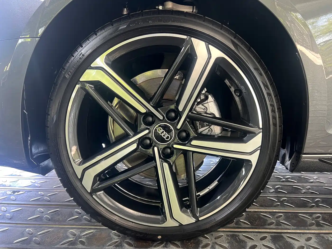 Audi A4L 2025 2 Million Celebration Edition 40 TFSI Luxury Dynamic фото 19