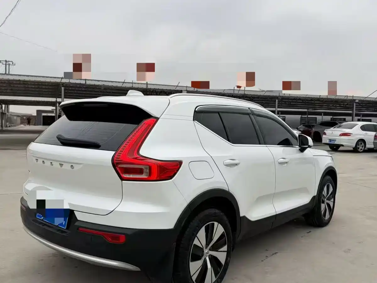 VOLVO XC40