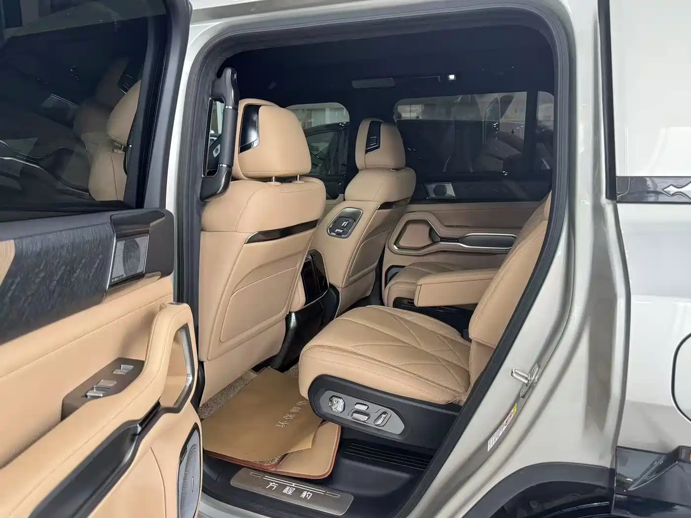 Fang Cheng Bao Leopard 8 2025 2025 Zhiyong Flagship 6-Seater
