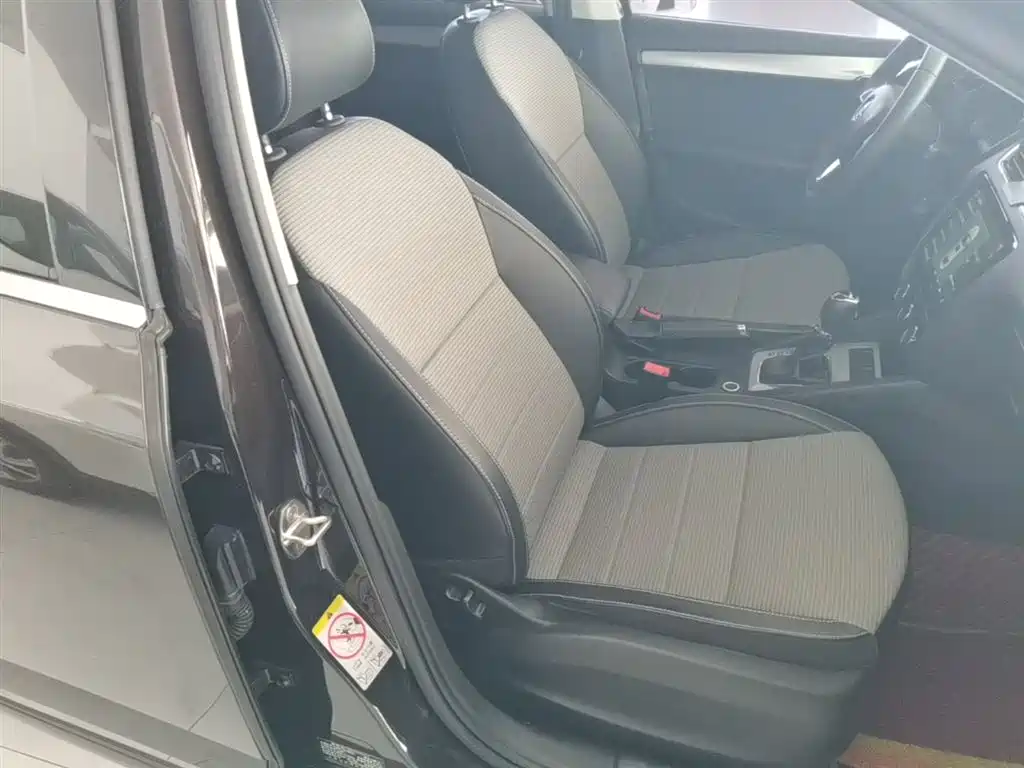 Škoda Octavia 2017 1.6L Automatic Pioneer Edition фото 25
