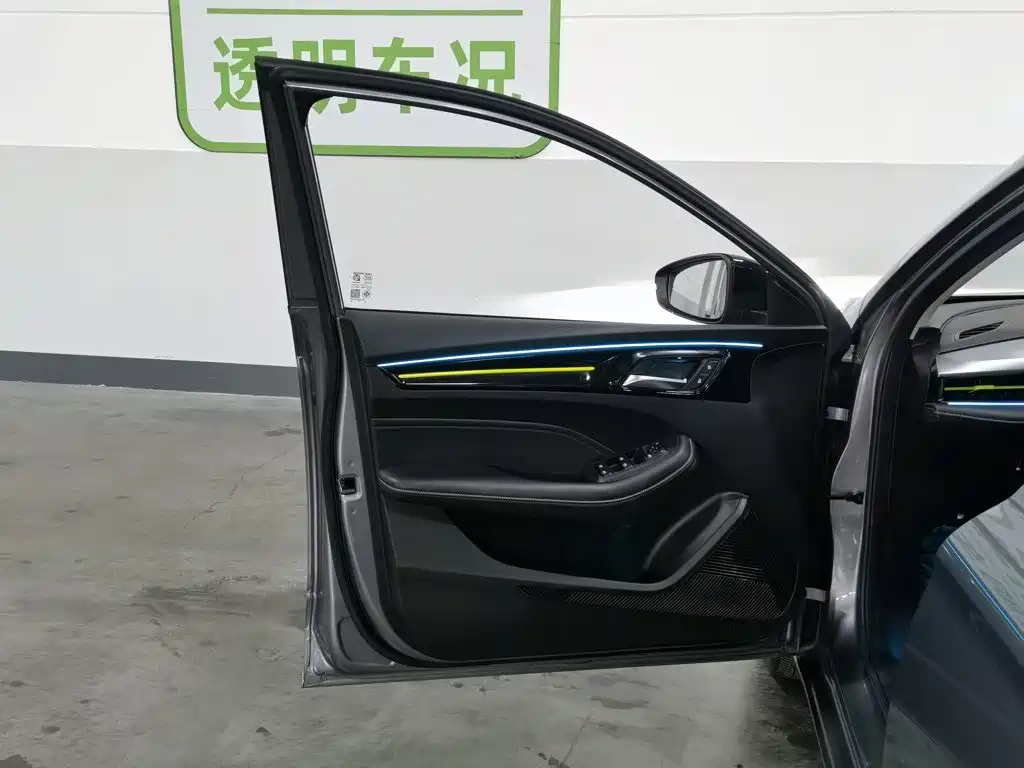 Фото 8 - Roewe i5