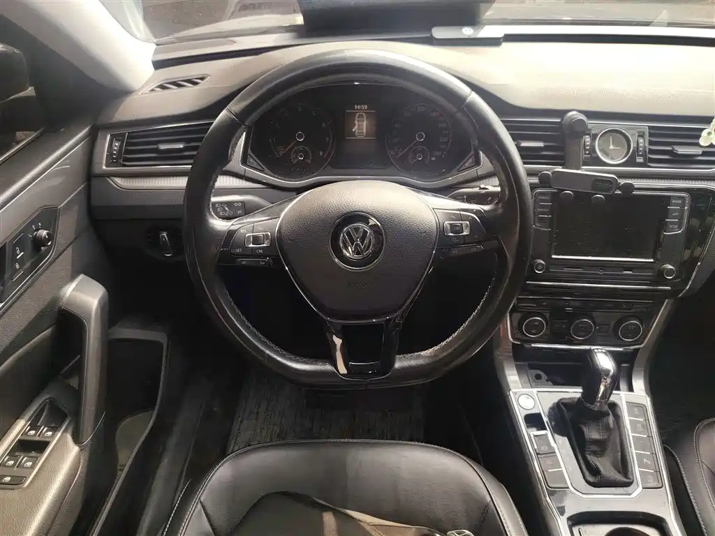 Volkswagen Passat 2017 330TSI DSG Prestige фото 3