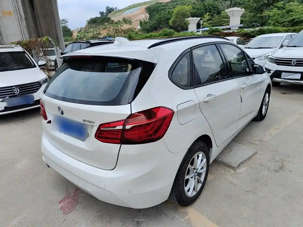 BMW 2 Series Touring 2018 218i Sport Line фото 7
