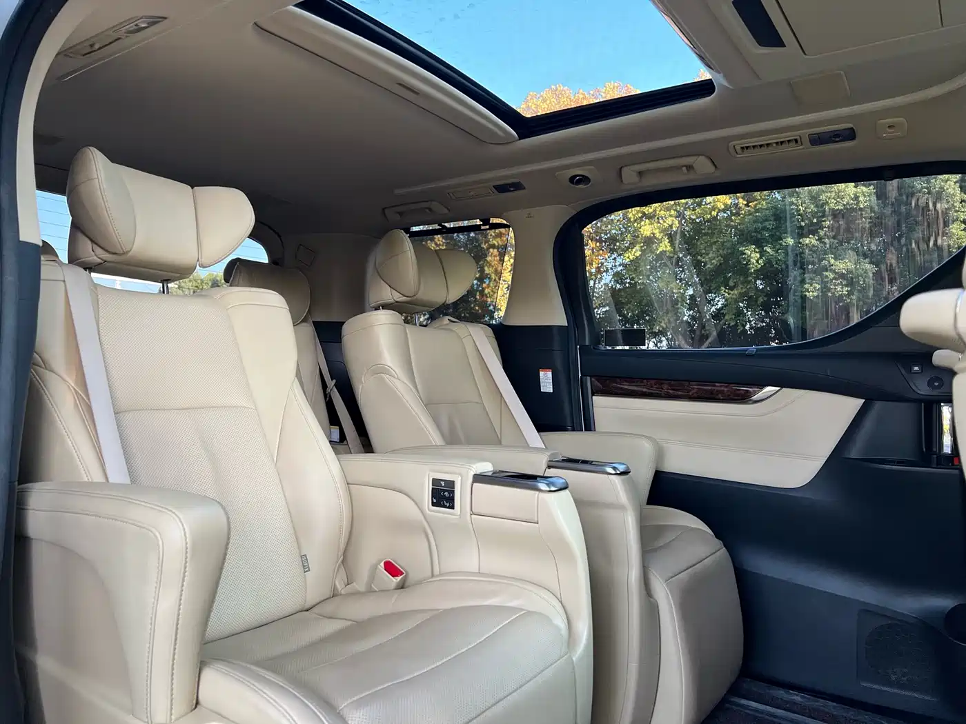 Toyota Alphard 2021 Hybrid 2.5L Luxury фото 17