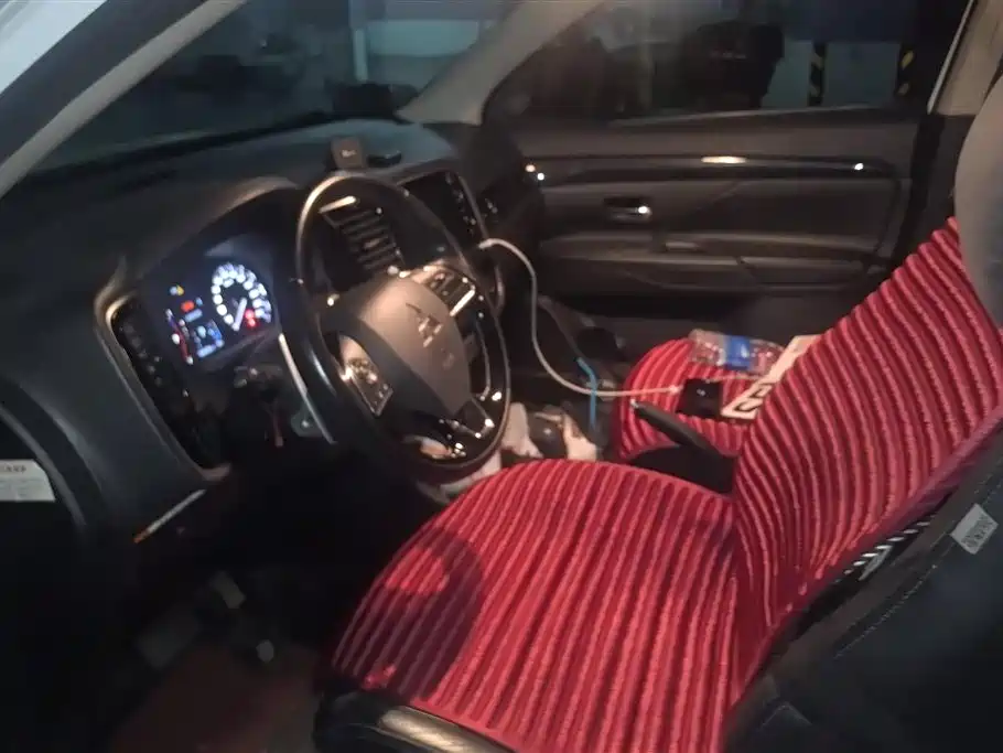 Mitsubishi Outlander 2016 2.4L 4WD Luxury Edition 7-seater фото 9