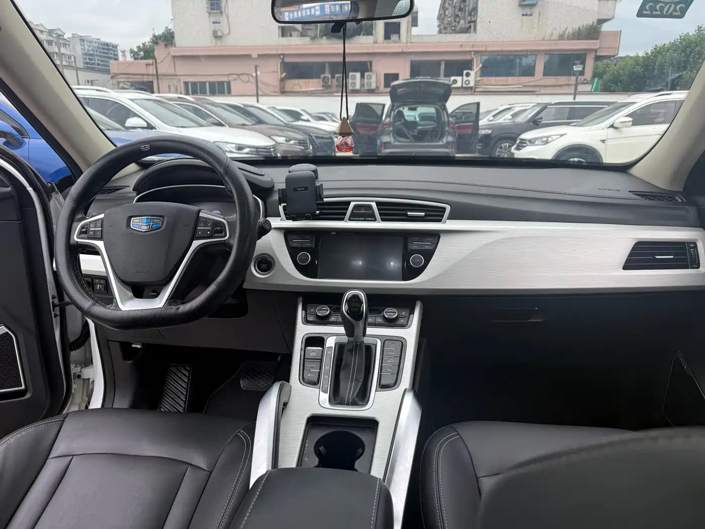 Фото 7 - Geely Atlas