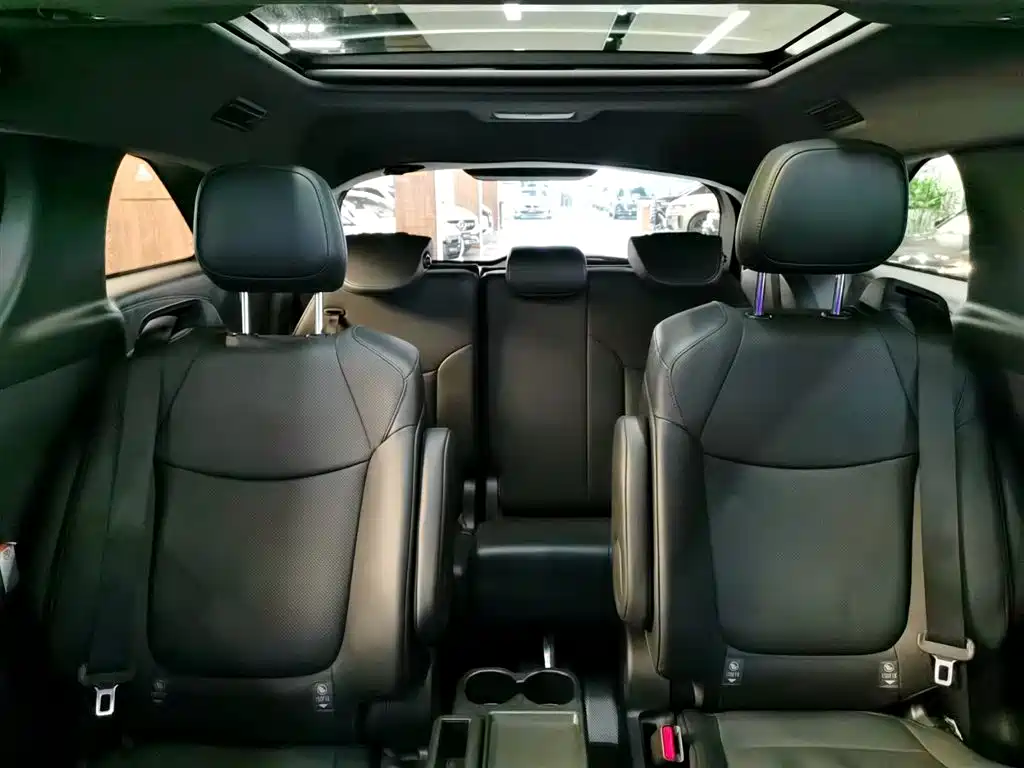 Toyota Granvia 2024 2.5L Hybrid Premium PLUS 4WD Edition фото 12