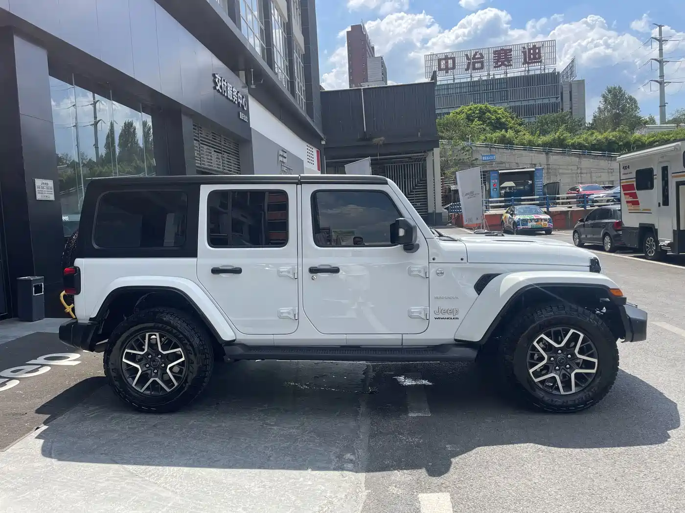 Jeep Wrangler 2025 2024 Model 2.0T Sahara Four-Door Version