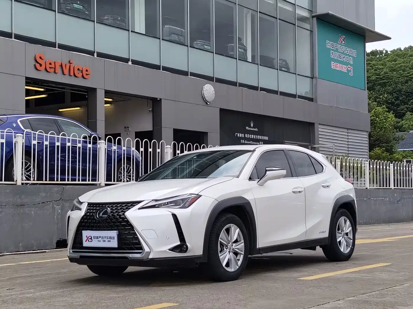 Фото 1 - Lexus UX