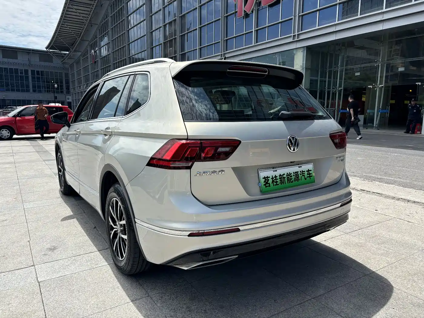 Volkswagen Tiguan L PHEV 2019 430PHEV Hybrid Luxury Edition фото 4