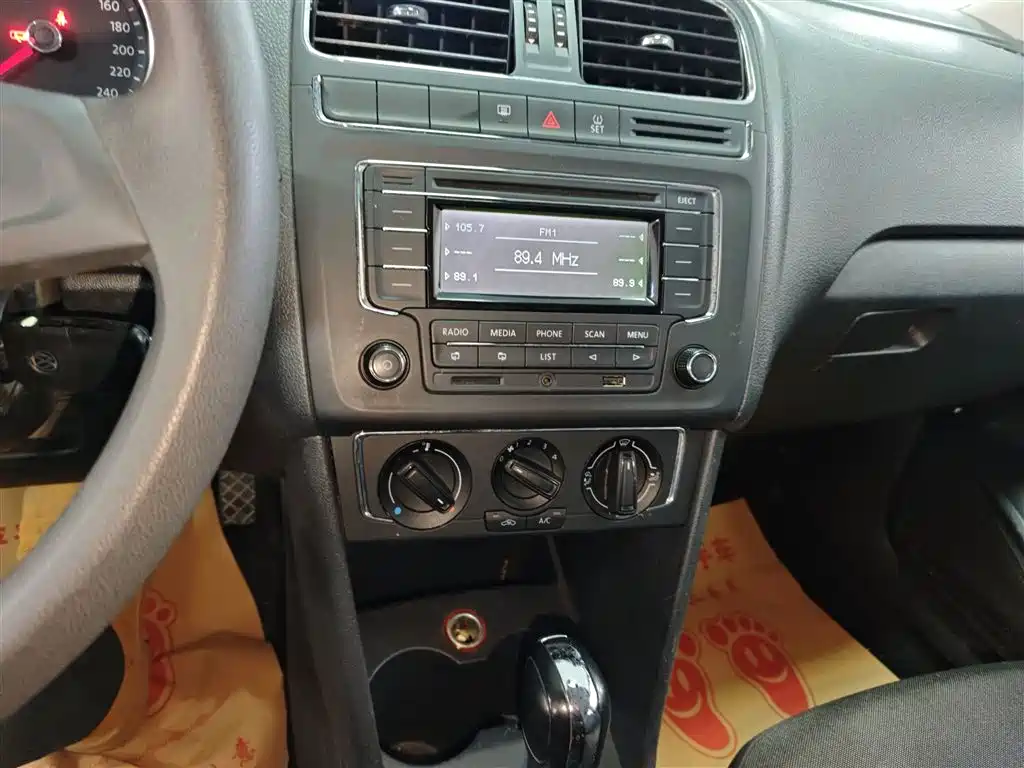 Volkswagen Polo 2014 1.6L Automatic Comfort Edition фото 5