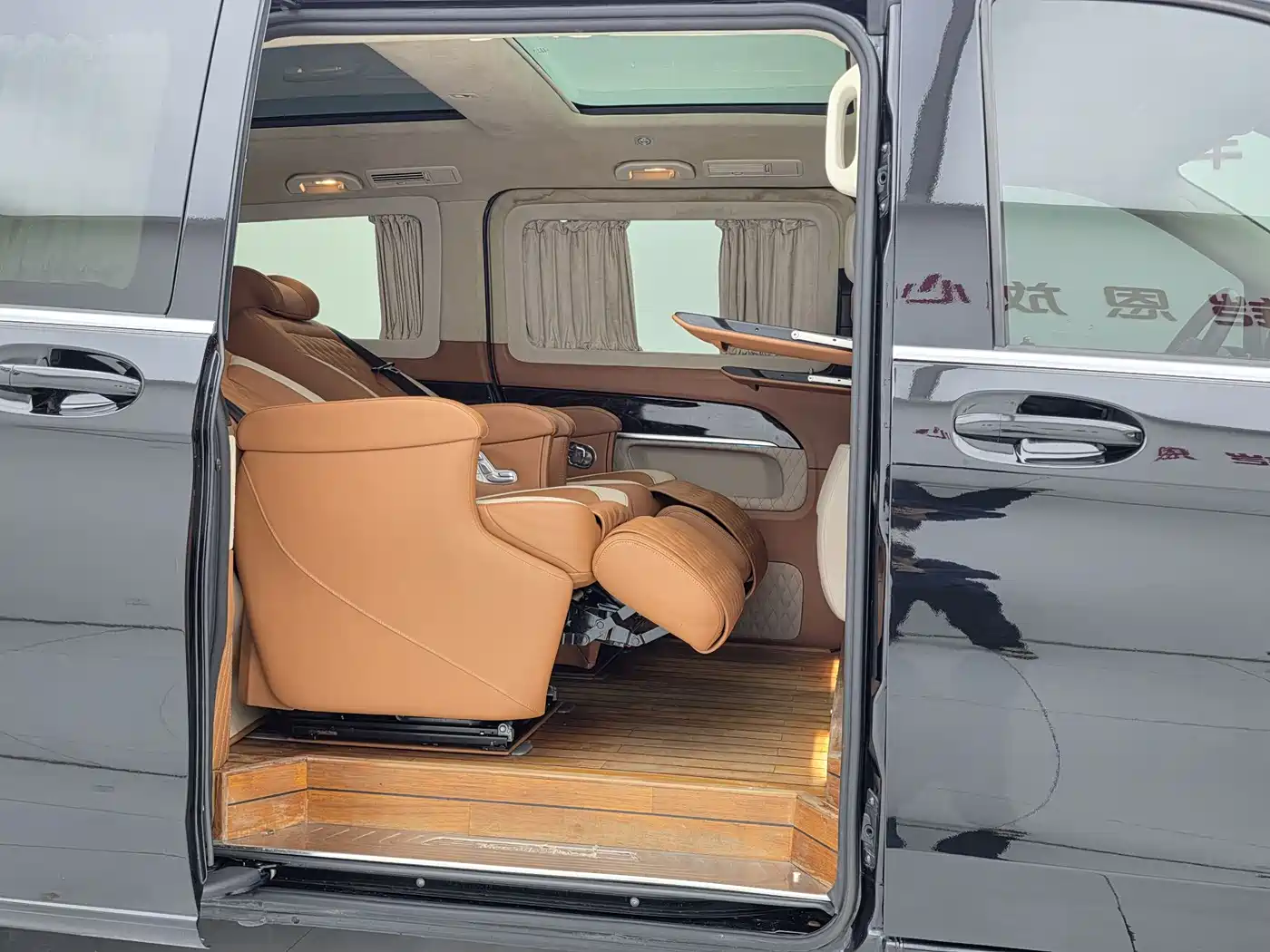 Mercedes-Benz V-Class 2018 V 260 L Premium Long Wheelbase Edition China VI фото 11