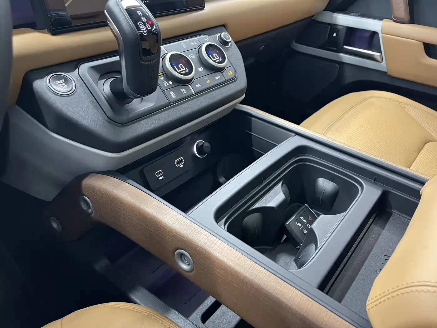 Land Rover Defender 2024 110 3.0T P400 Dark Special Edition фото 14