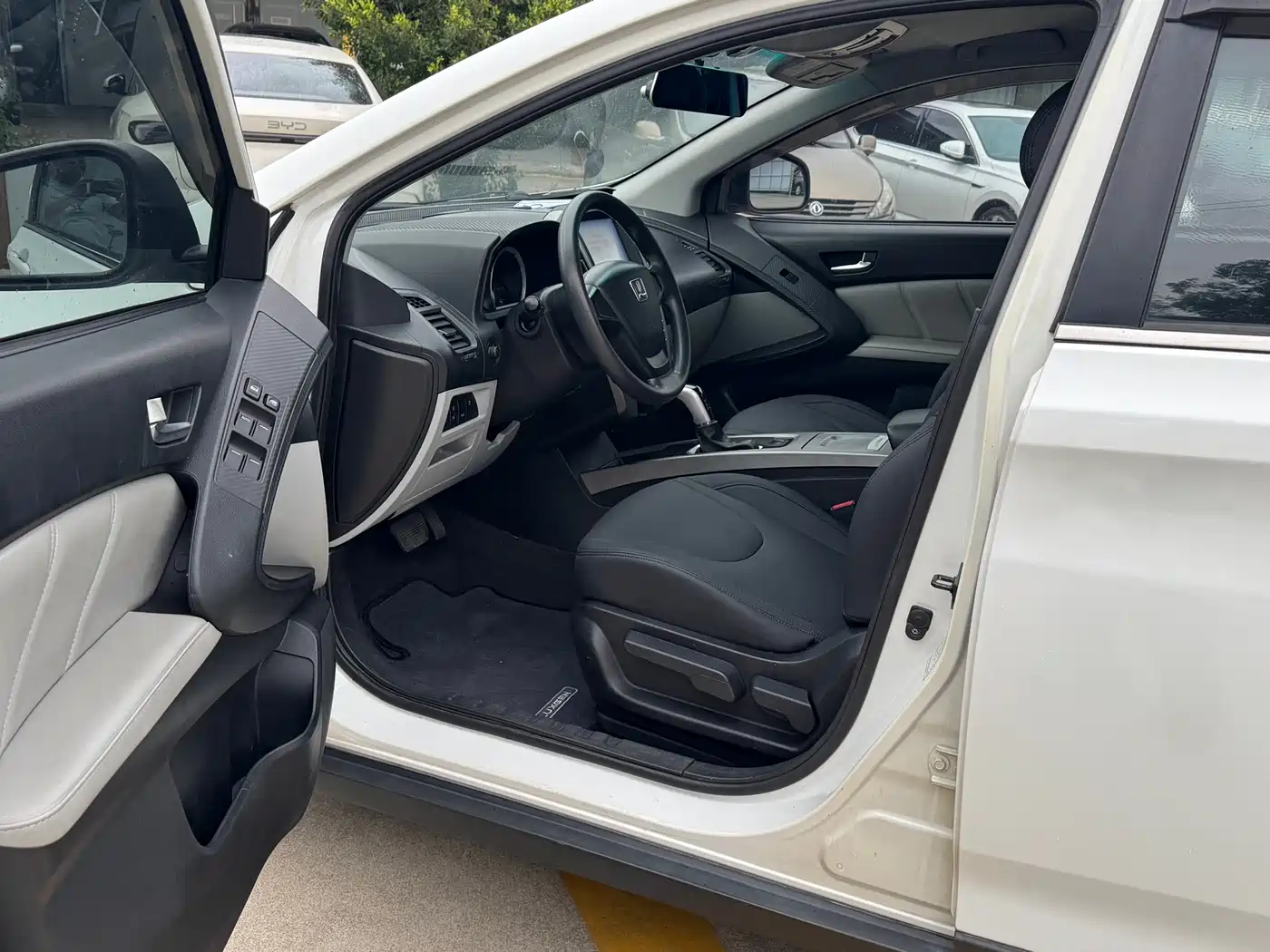 Photo 5 - Luxgen U6 SUV