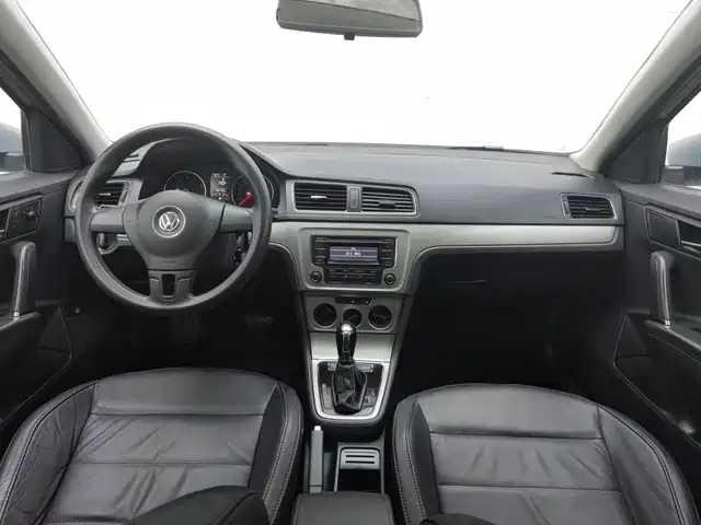 Volkswagen Lavida 2013 Facelift Classic 1.6L Automatic Comfort — фото 5