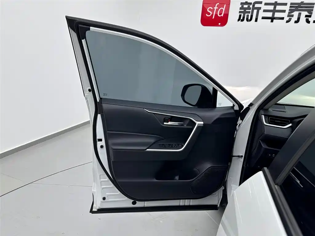 Toyota RAV4 Rongfang 2022 Hybrid 2.5L E-CVT 2WD Elite Edition фото 8
