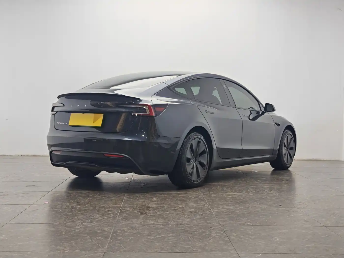 Фото 3 - Tesla Model 3