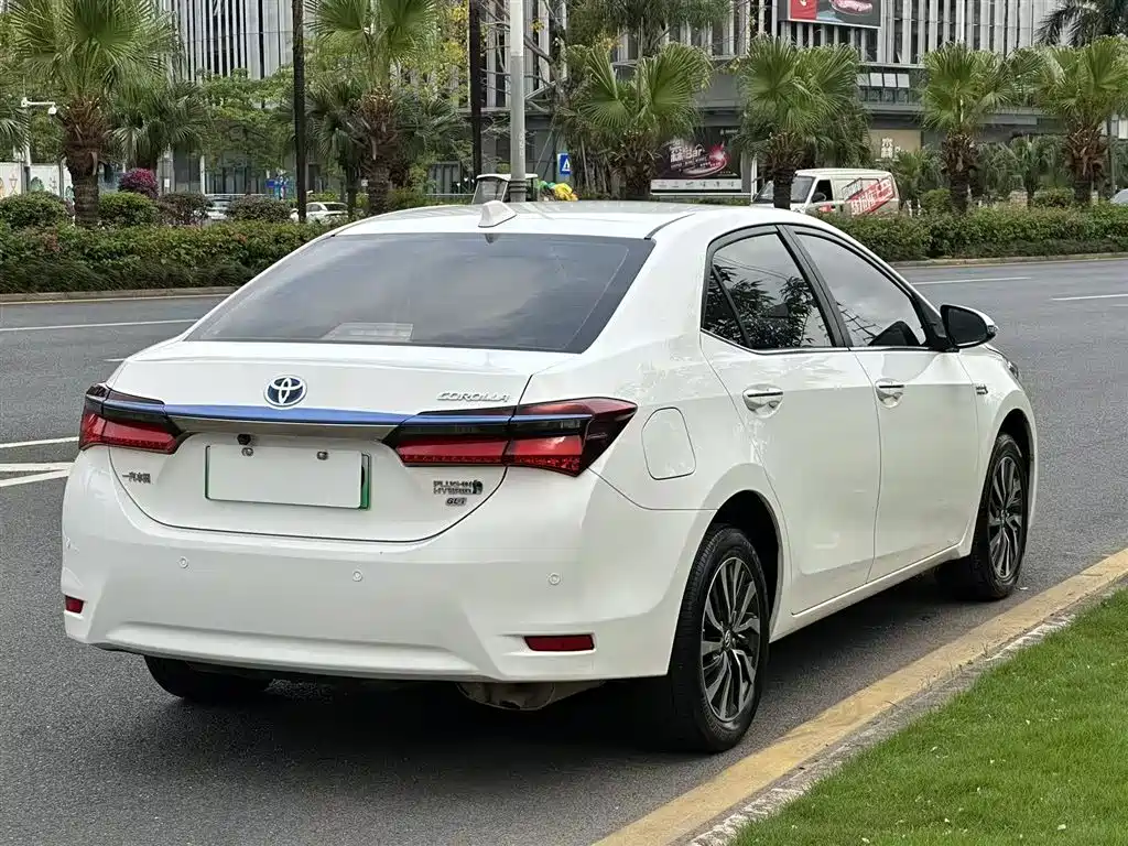 Toyota Corolla Twin Engine E+ 2019 1.8L E-CVT Leading Edition фото 7
