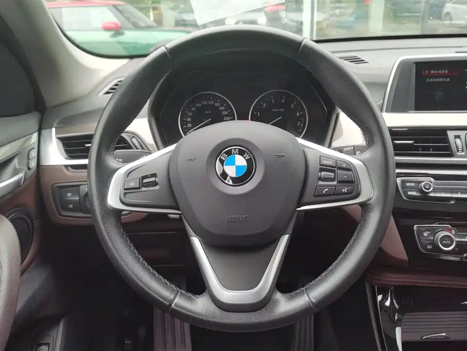 BMW X1 2018 sDrive18Li Premium Model фото 15